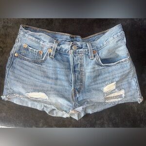 501 Levi’s Light/Medium Wash Button Fly Denim Shorts